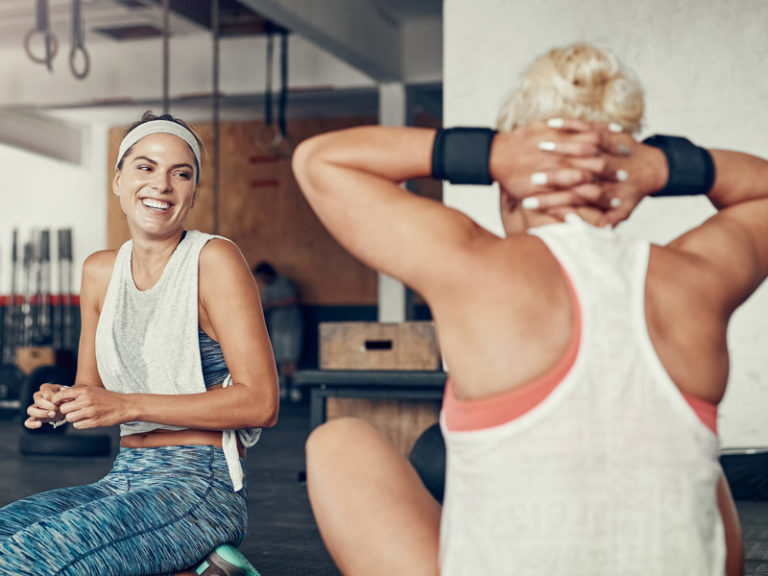 Människor som tränar på gym