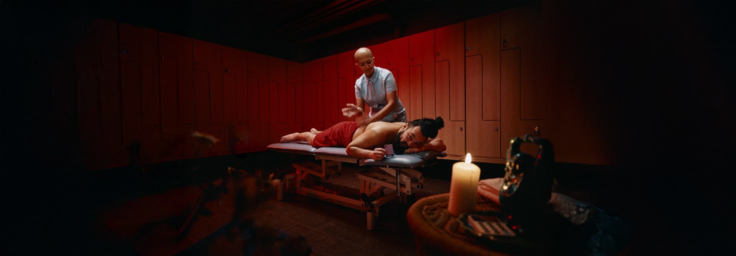 Man får massage och håller betalkort