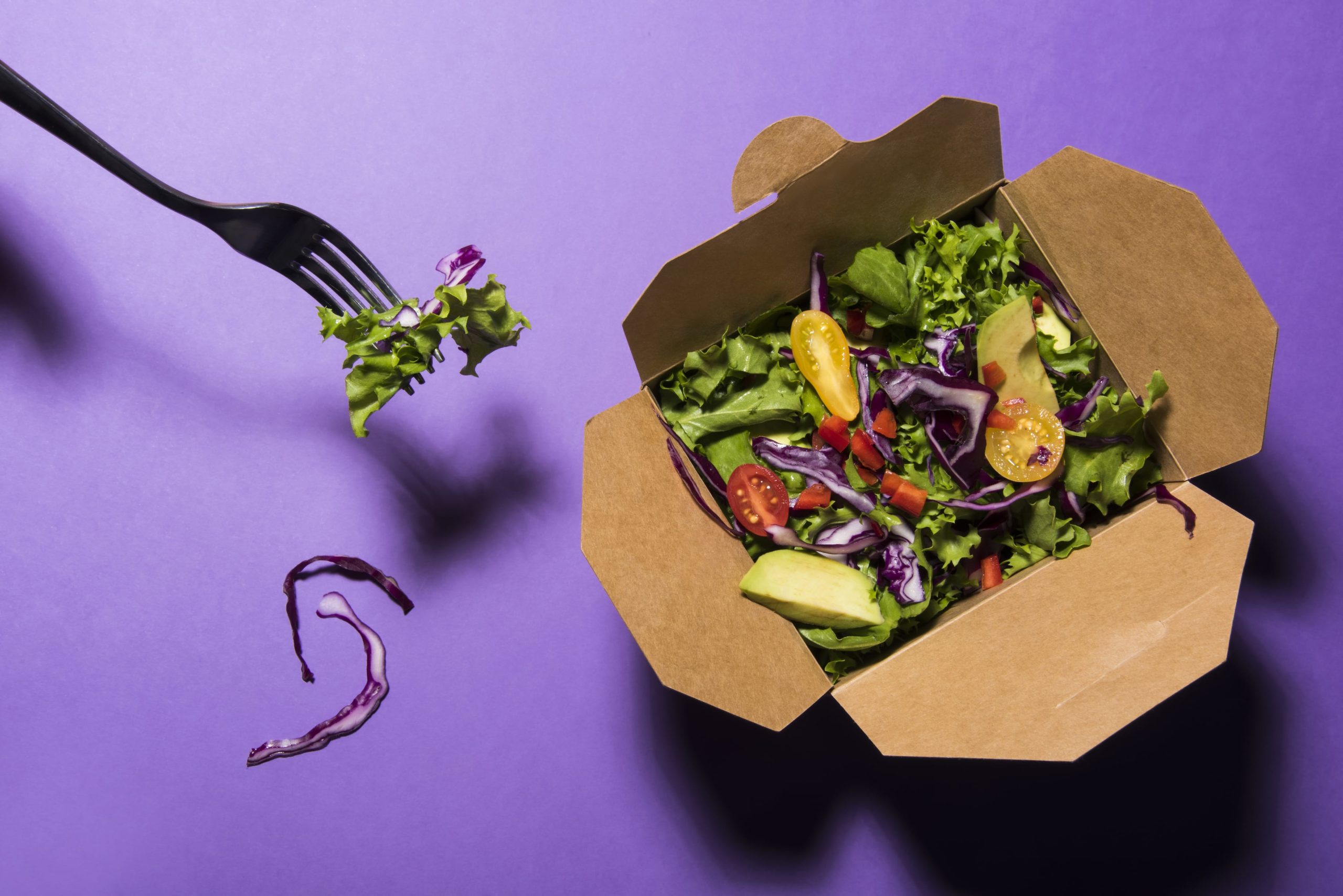 Sallad på lila bakgrund