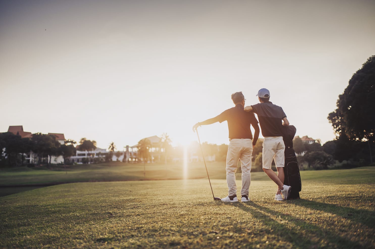 golfspelare i solnedgång