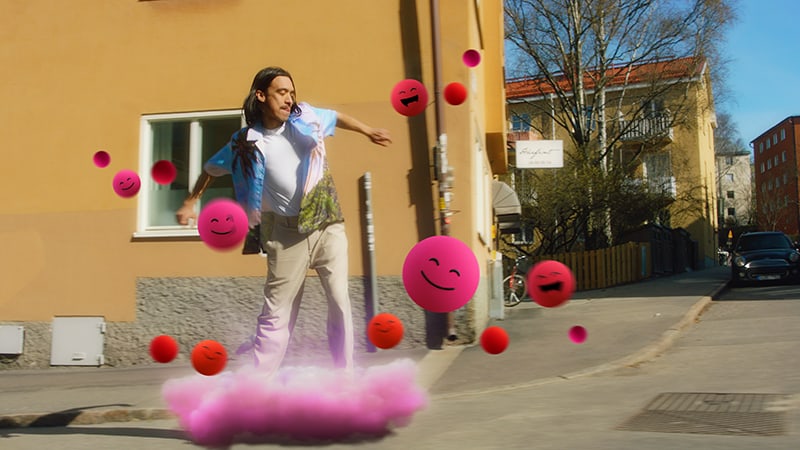 Man flyger på moln med emojis